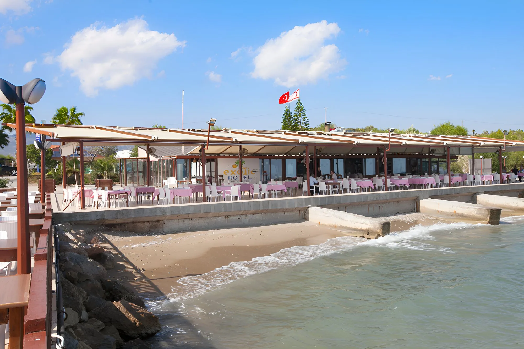Kıyı's seafront deck